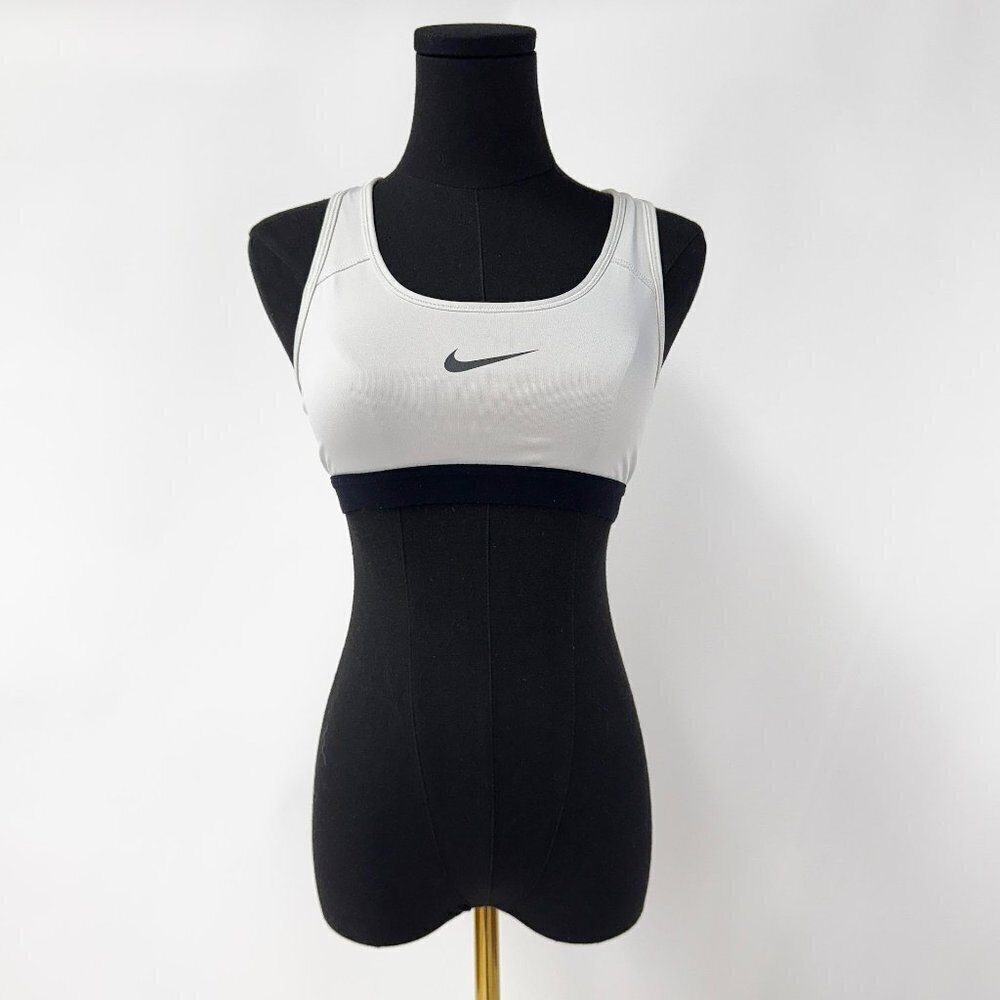 BLACK AND WHITE NIKE SPORTS BRA SIZE SMALL